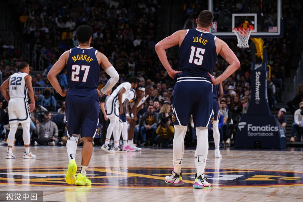 摸着下巴思 摸着下巴思